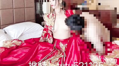 ✅劲爆反差性感尤物『兔兔』及其闺蜜 VIP群 秀禾群婚纱露脸口交啪啪，唯美性感婚纱新娘超级反差 完整版福利 3 (12)